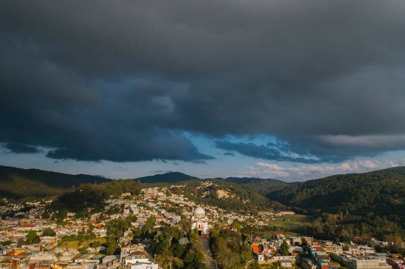 Vue aérienne impressionnante de San Cristóbal de las Casas au Mexique sous un ciel dramatique