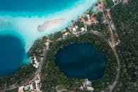 墨西哥金塔纳罗奥的培根泻湖令人惊叹的鸟瞰图，展示了充满活力的水域和自然