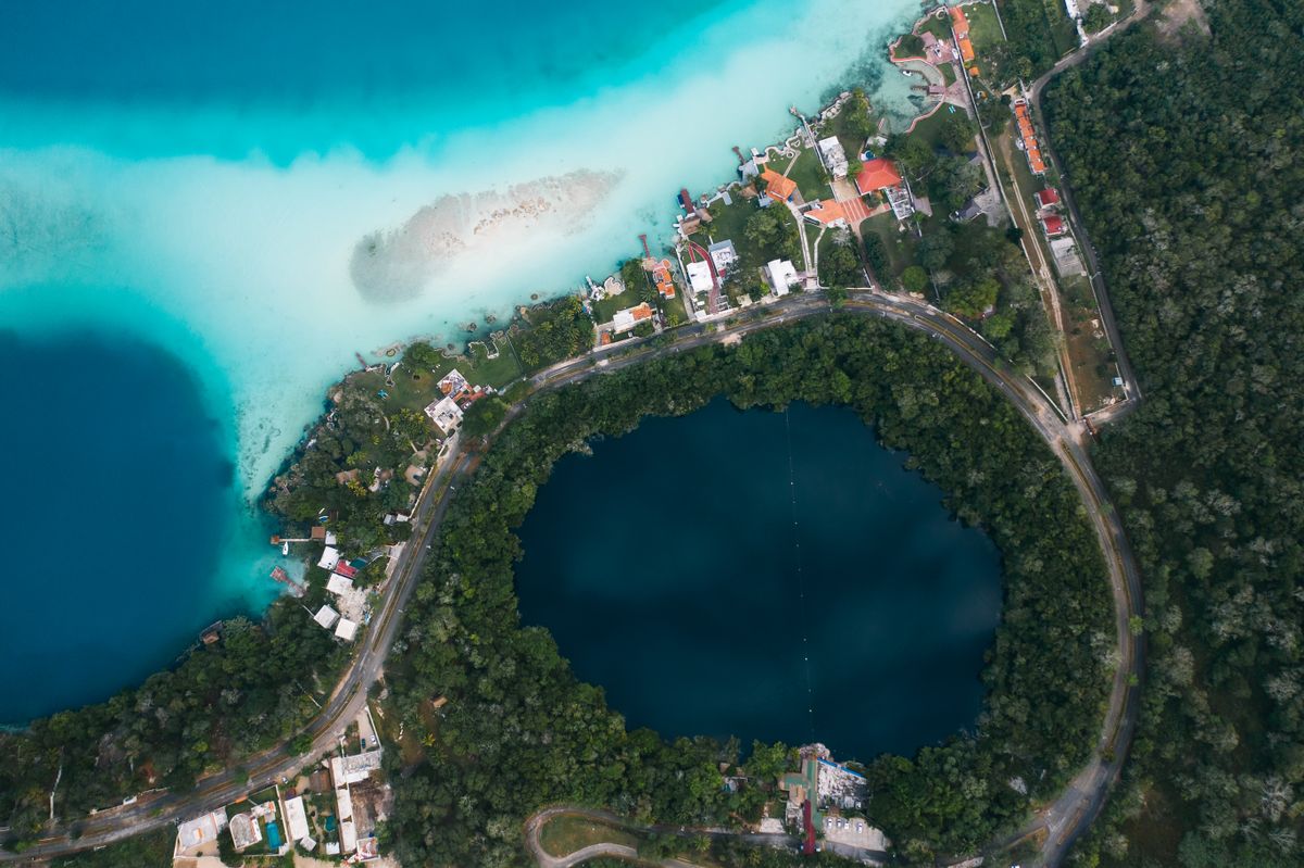 Vista aérea impresionante de la Laguna de Bacalar en Quintana Roo, México mostrando colores vibrantes