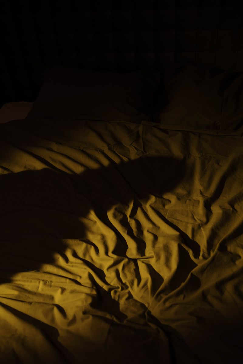 Personne éveillée dans son lit la nuit — insomnie liée au TDAH