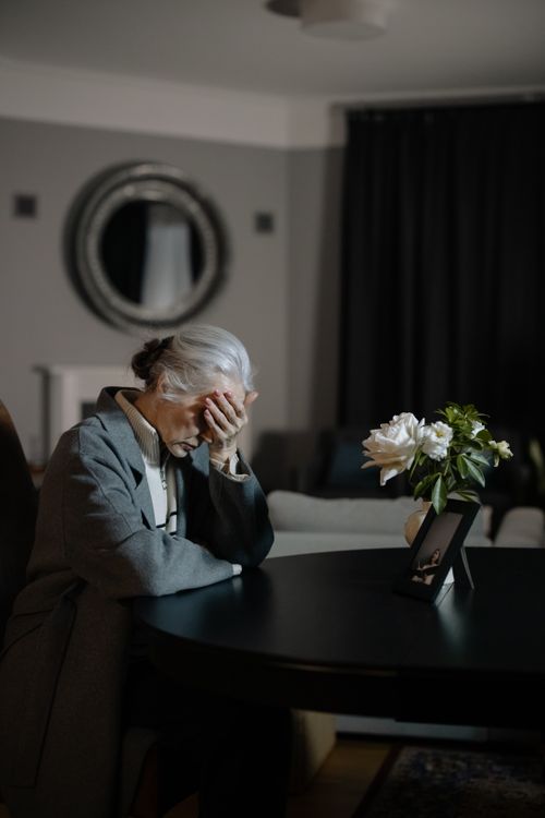 Free Senior woman grieving indoors at home, expressing deep emotion and loss. Stock Photo
