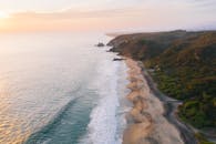 令人惊叹的瓦哈卡海岸线鸟瞰图，展示日落时的海洋和悬崖