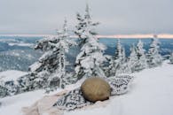 雪山景观与冥想设置，包括金属鼓和图案垫，唤起宁静