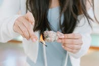 一位女性在室内焚烧圣人进行清洁仪式，促进宁静和精神治愈