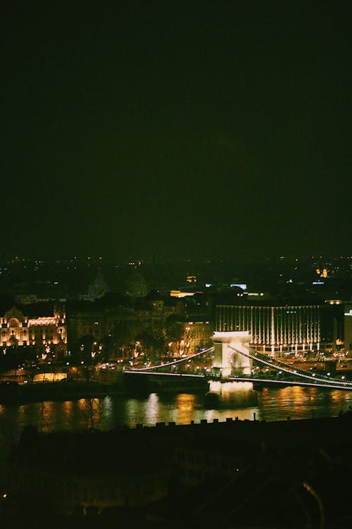 aydınlatılmış, binalar, Budapeşte içeren Ücretsiz stok fotoğraf