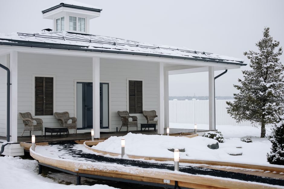 Houten veranda met warme kleuren en kussens. Houten veranda met warme kleuren en kussens.
