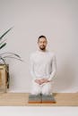 一名男子在室内的甲床上冥想，在宁静的环境中展示正念和平静
