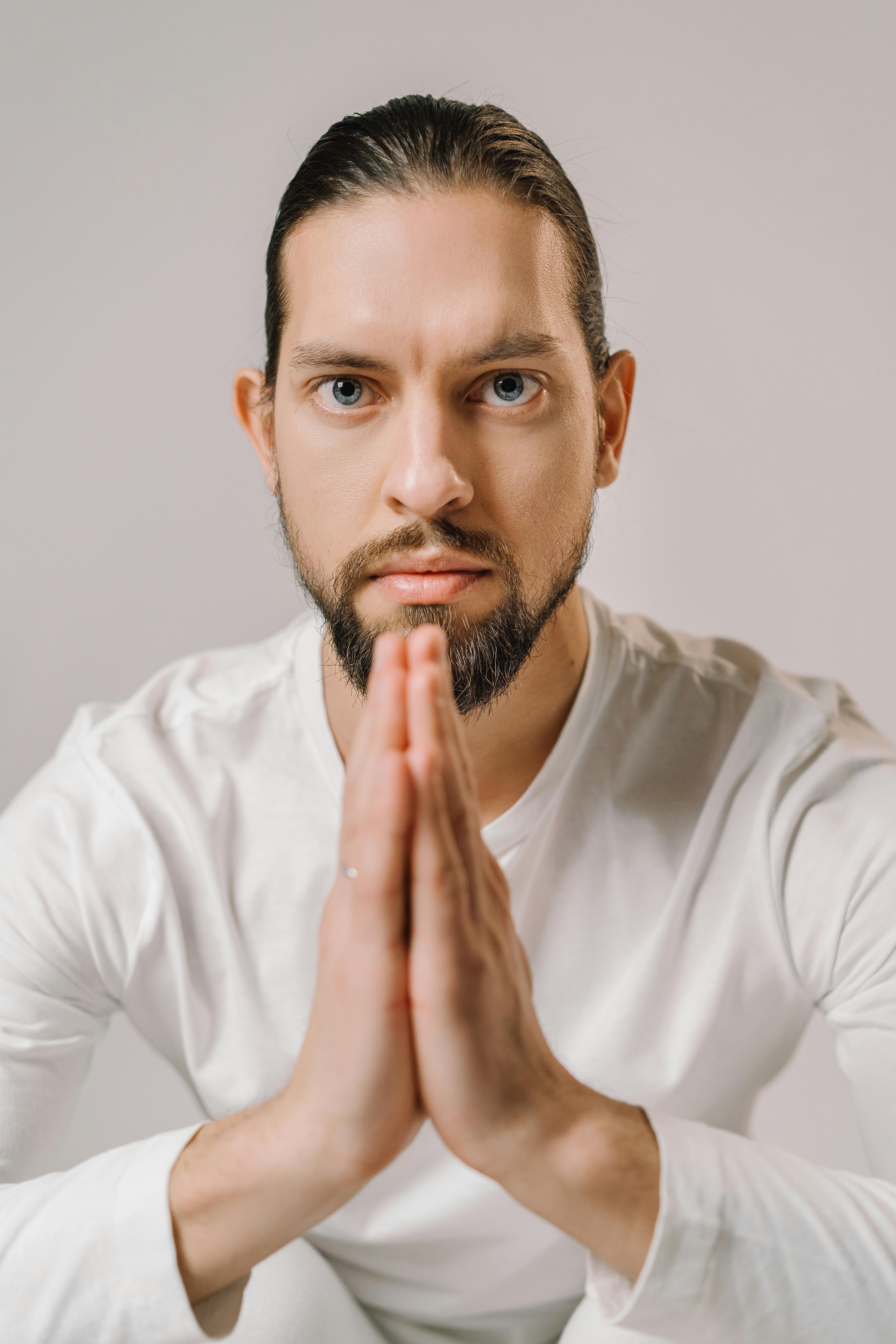 一个人在平静冥想中的肖像，强调正念和平静