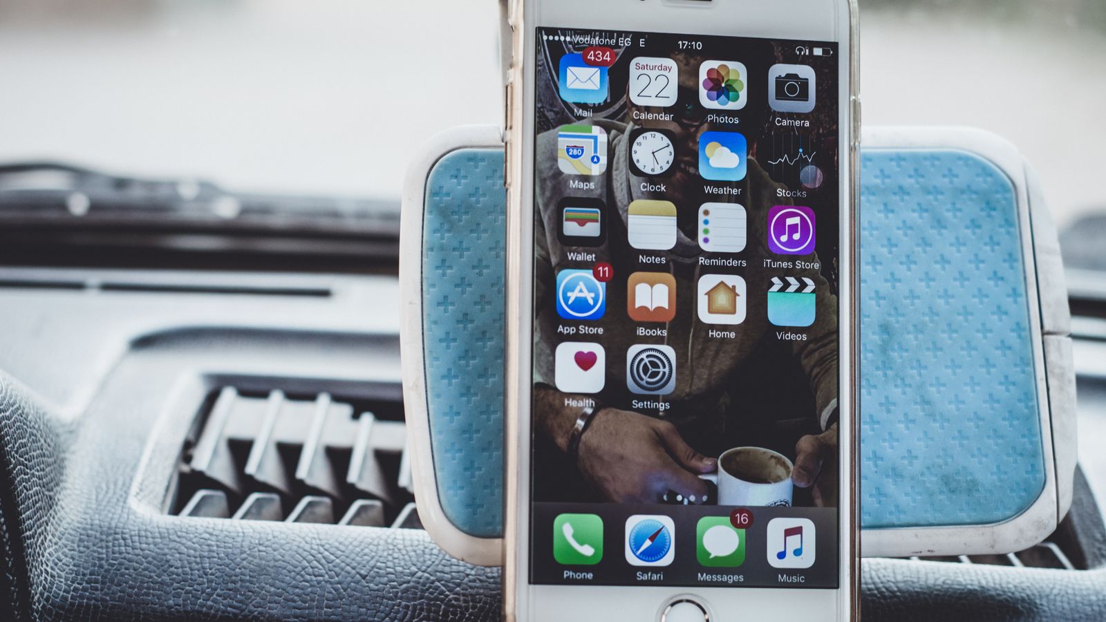 Celular próximo ao painel de um carro usado durante uma tentativa de compartilhamento de tela