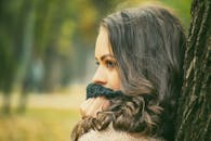 在克卢日-纳波卡的户外，一位身着针织衫的迷人女性正拥抱秋天