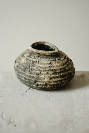 Speckled round pot on concrete — Eva Bronzini on Pexels