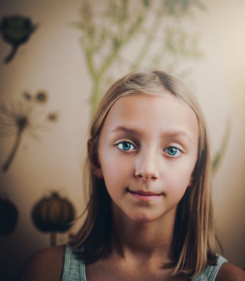 Kostenlos Lächelndes Mädchen, Das Im Weißen Gemalten Wandzimmer Steht Stock-Foto