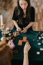 一位女士在室内用水晶、蜡烛和神秘的装置阅读塔罗牌