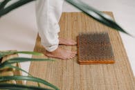 赤脚在指甲板上进行点压练习，以促进室内放松和冥想