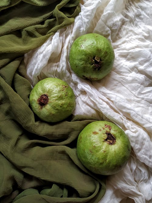 Foto d'estoc gratuïta de fotografia d'aliments, fruites, guavas