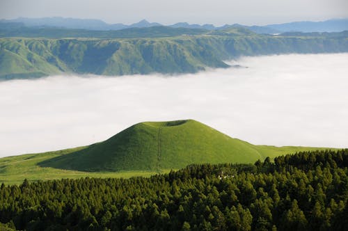 Montagne Verte En Face De Nuages Blancs