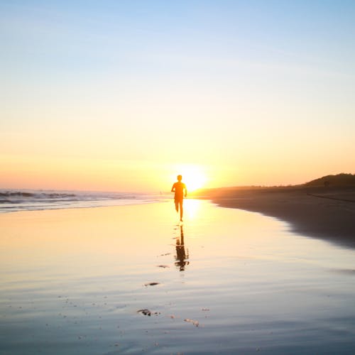 Gratis Silueta, De, Niño, Funcionamiento, En, Cuerpo De Agua, Durante, Ocaso Foto de stock