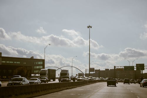 Ücretsiz arabalar, asfalt, bulutlar içeren Ücretsiz stok fotoğraf Stok Fotoğraflar