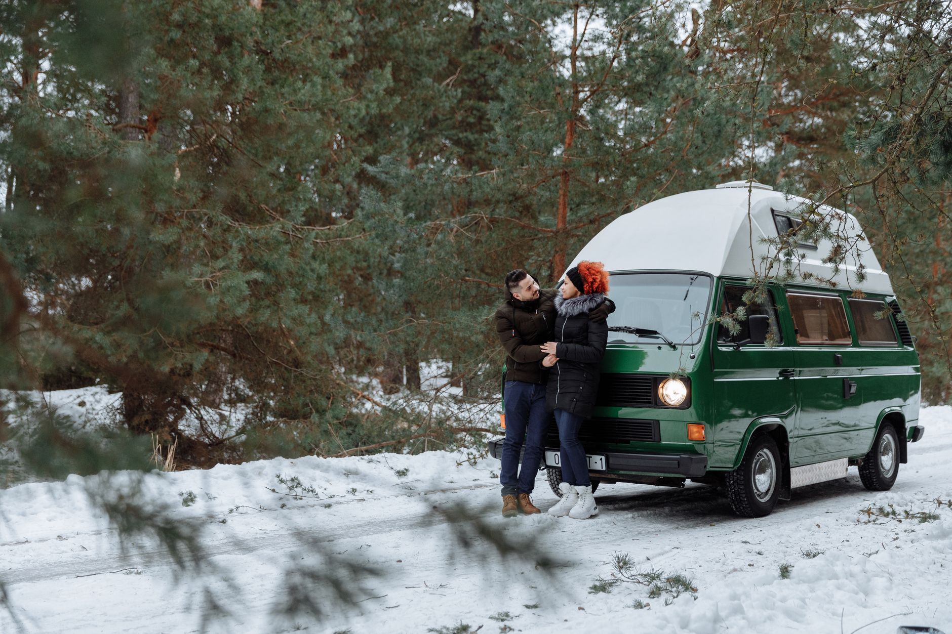 Mobil campervan terparkir di area perkemahan hutan pinus berkabut di Ciwidey Mobil campervan terparkir di area perkemahan hutan pinus berkabut di Ciwidey
