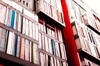 现代建筑采用彩色玻璃板和充满活力的红色口音，外观引人注目