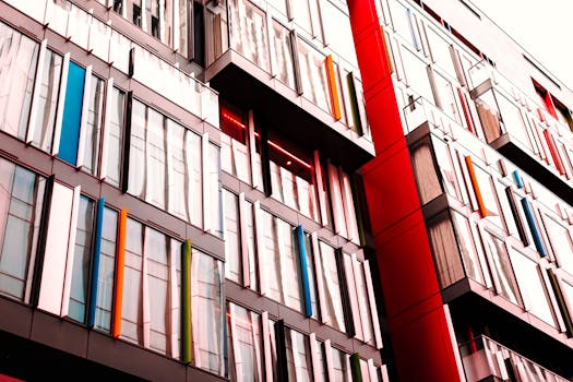 现代建筑采用彩色玻璃板和充满活力的红色口音，外观引人注目