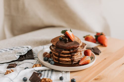 Gratis stockfoto met aardbeien, blauwe bessen, chocolade pannenkoeken