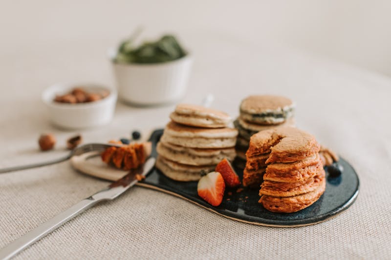 Pancakes à la farine d'avoine empilés avec fruits frais — recette petit-déjeuner sain sans farine de blé