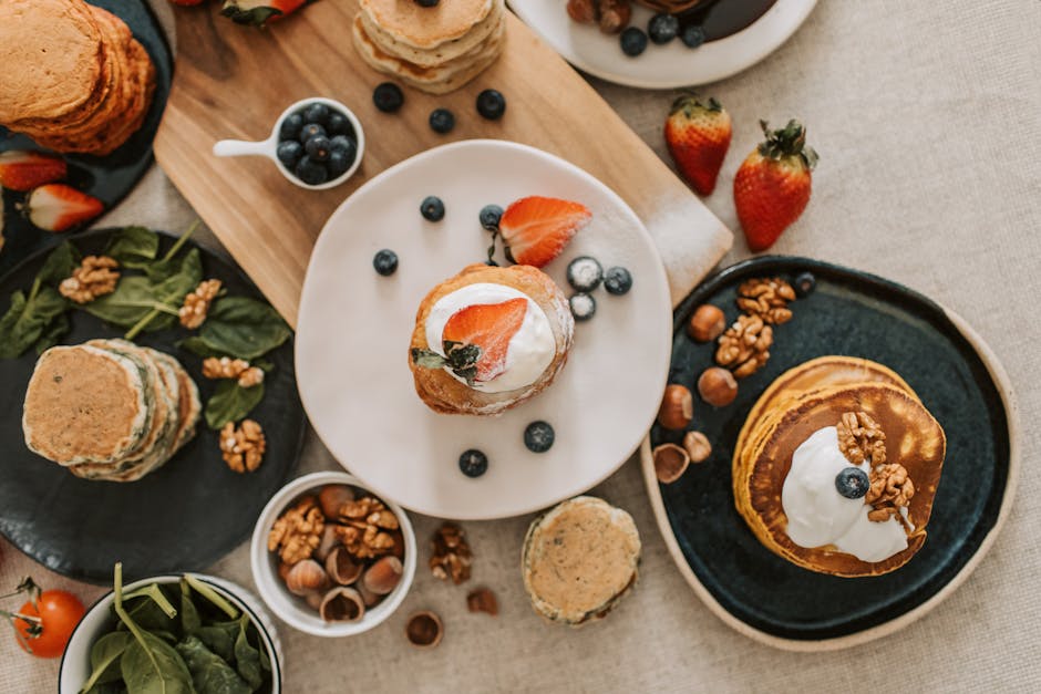 Mitä tarjota pannarin kanssa Mitä tarjota pannarin kanssa - Top view of a pancake breakfast with fruit and nut toppings, beautifully styled for a delightf