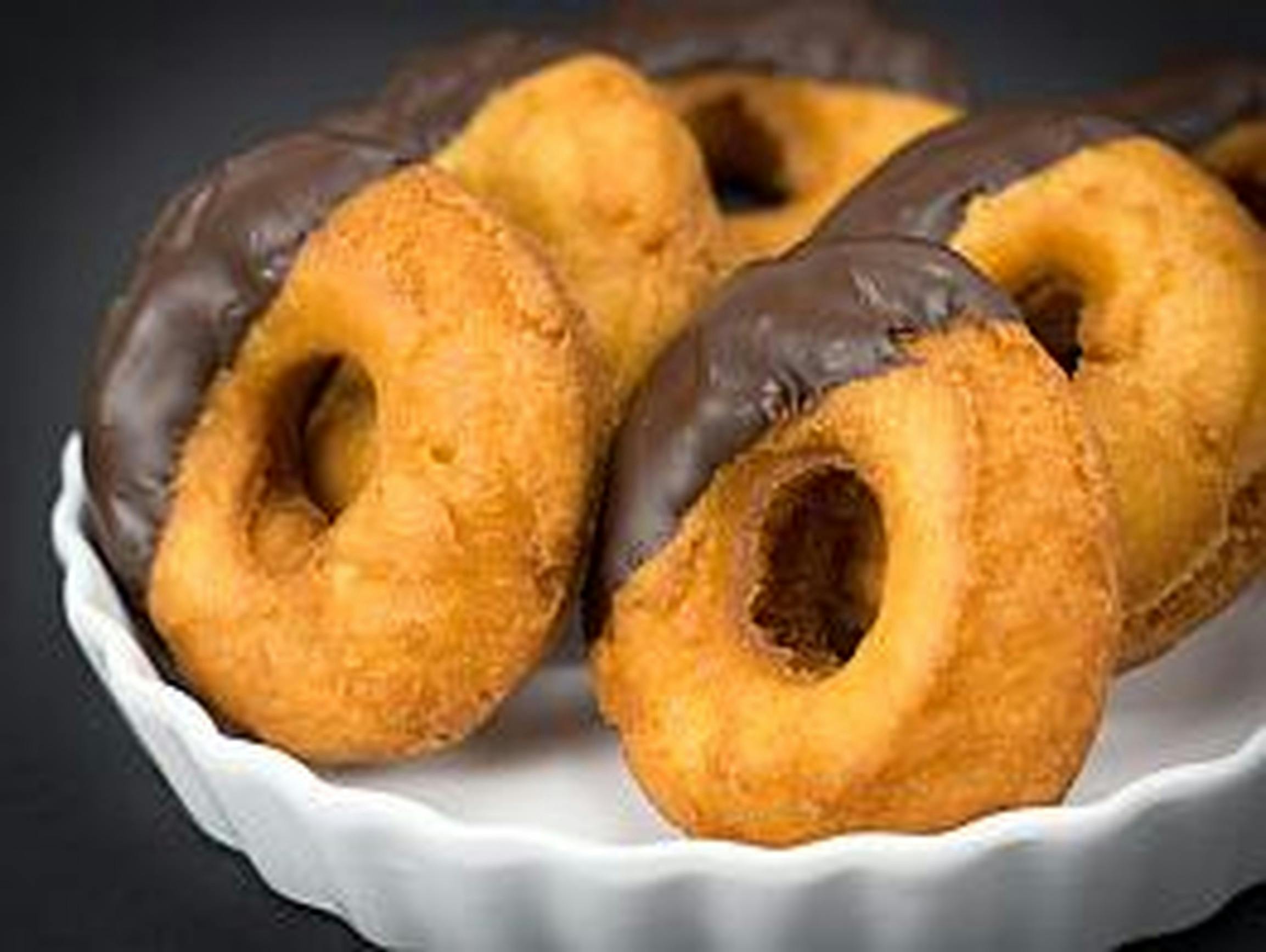 Persona leyendo un libro en un parque