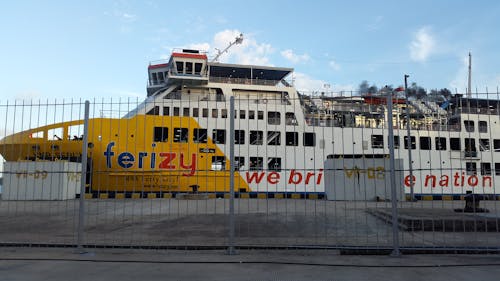 Бесплатное стоковое фото с грузовое судно, круизный лайнер