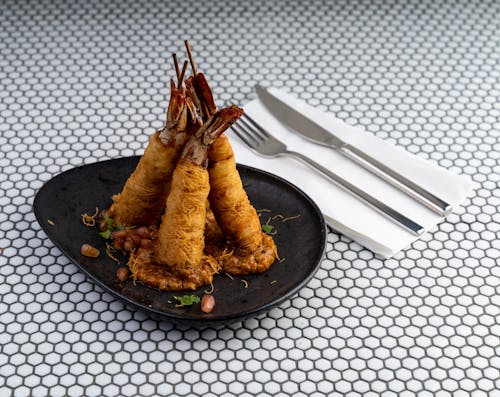 A Mouthwatering Shrimp Dish on Black Ceramic Plate