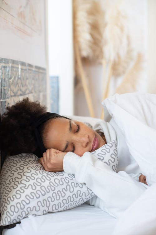 Free Woman with Afro Hair Sleeping Stock Photo
