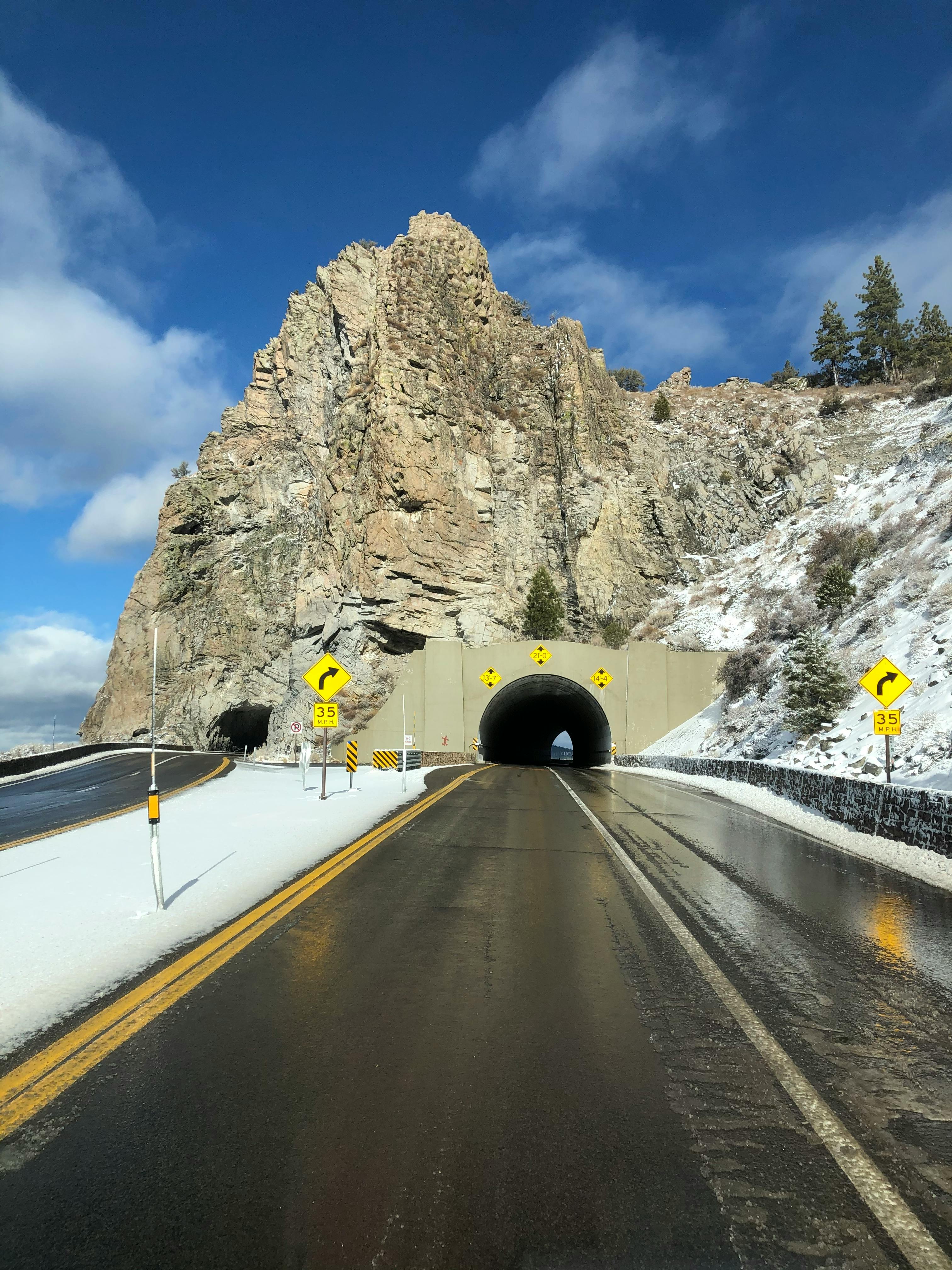 Încep detonările pentru tunelul Robești!