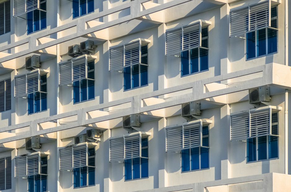 Geöffnetes Fenster beim Stoßlüften in einer Wohnung, frische Luft und klare Sicht auf den Fensterrahmen