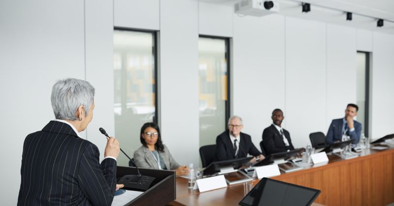 Comment commencer une prise de parole en public ?