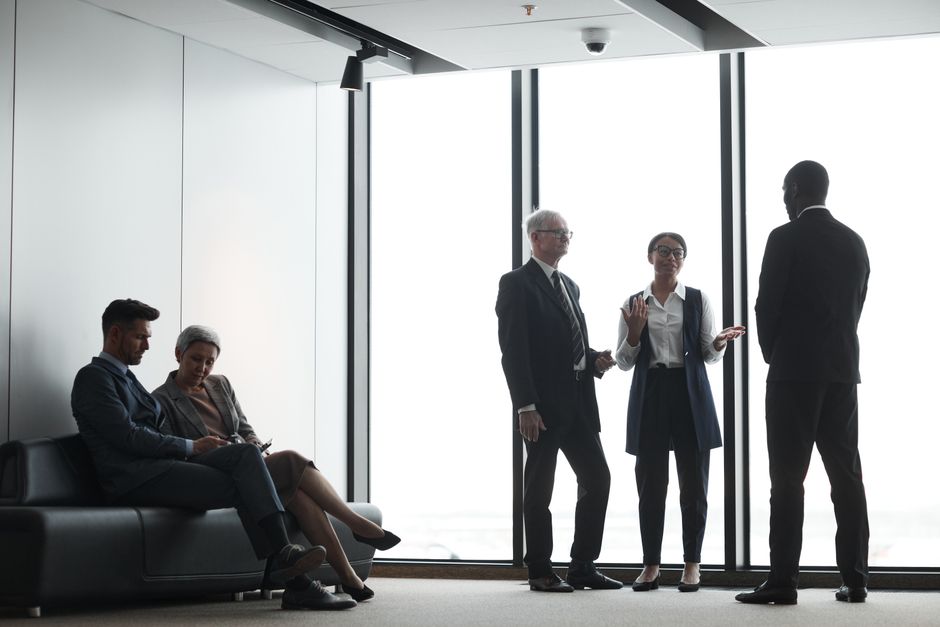 Profesionales corporativos en discusión durante una reunión en una oficina moderna.