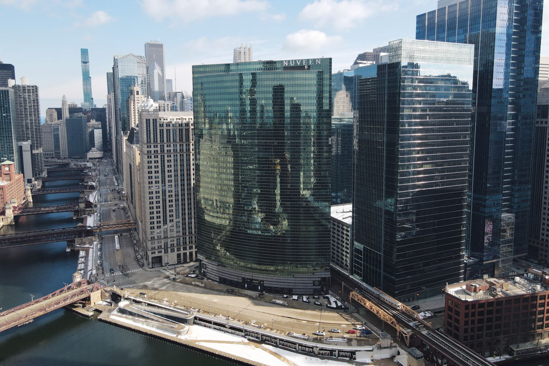 Công trường Bally’s Chicago bên sông với biển cảnh báo quy hoạch và khu trung tâm thành phố phía sau
