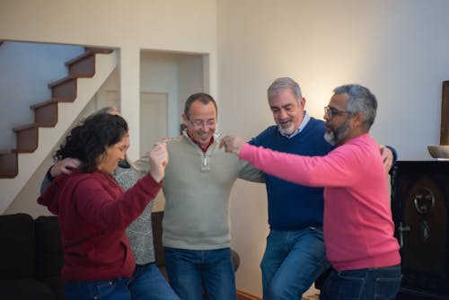 Foto profissional grátis de abraçando, amigos, comemoração