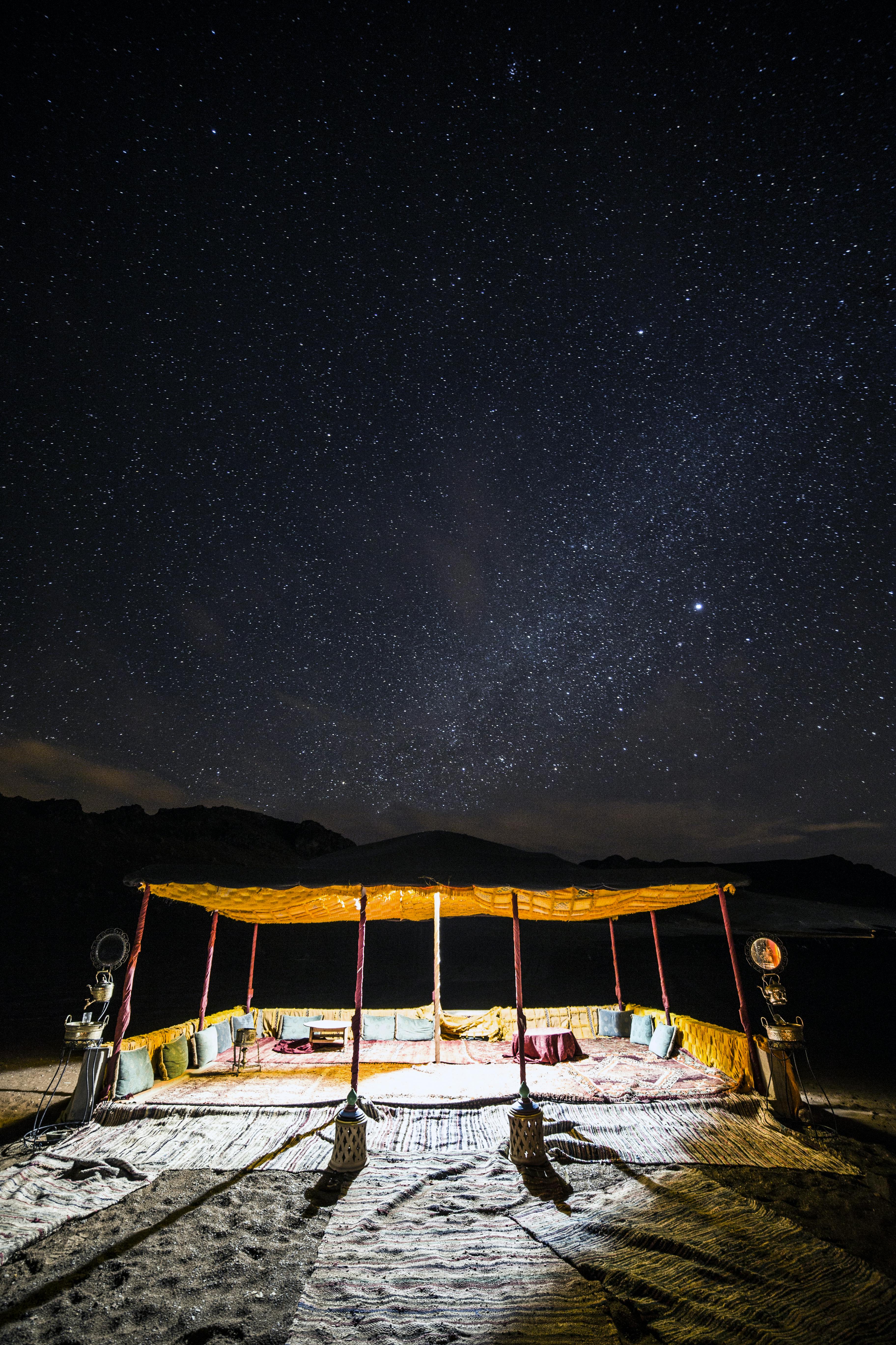 在壮丽的星空下，舒适的沙漠营地是放松和观星的理想选择