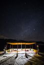 在壮丽的星空下，舒适的沙漠营地是放松和观星的理想选择