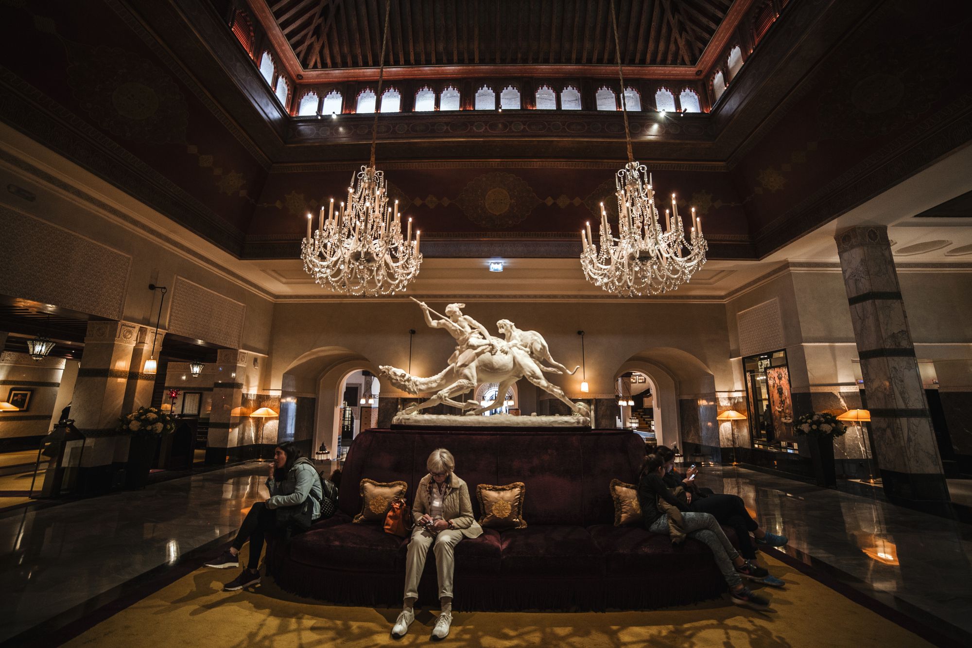Hall intérieur spacieux d'un hôtel de luxe