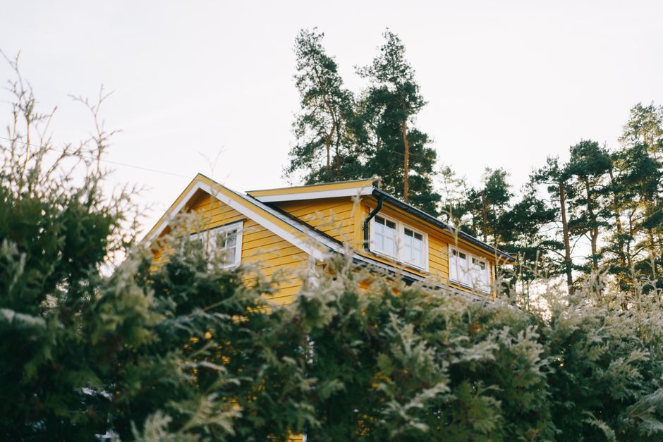 Como Organizar um Dia de Spa em Casa para Relaxar e se Cuidar 2 A picturesque yellow house surrounded by lush green trees, ideal for country living.