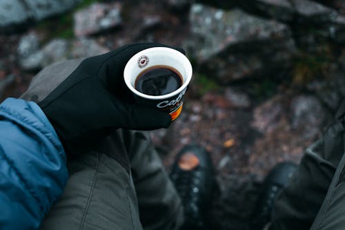 Kostenloses Stock Foto zu einwegbecher, espresso, festhalten