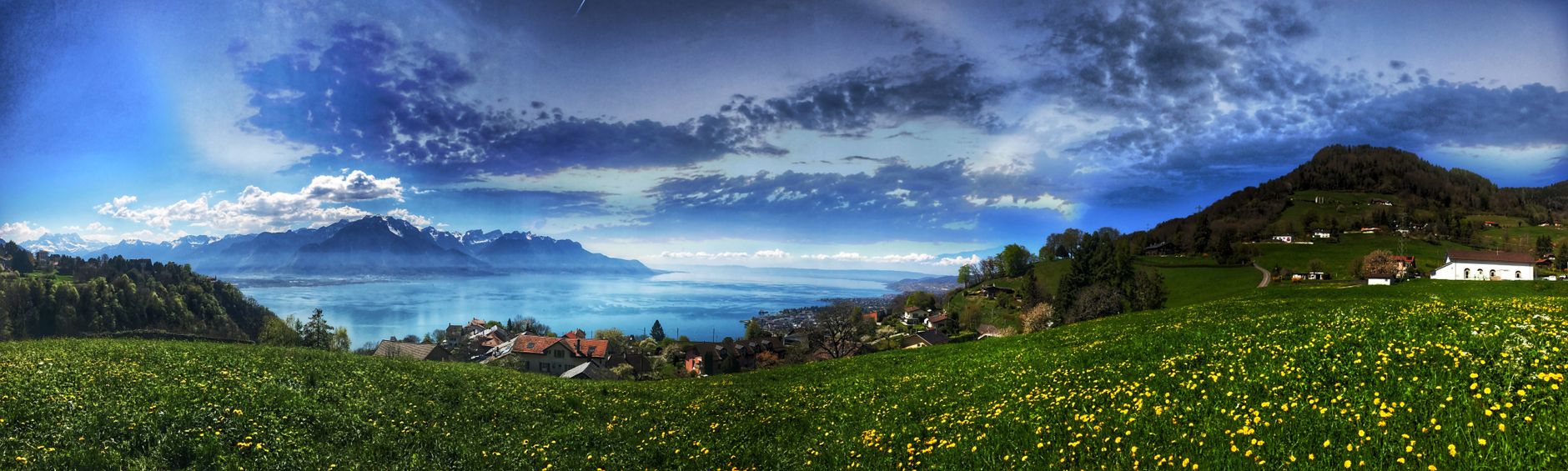 Panoramiczne scalenie zdjęć nad morzem w zachodzie słońca