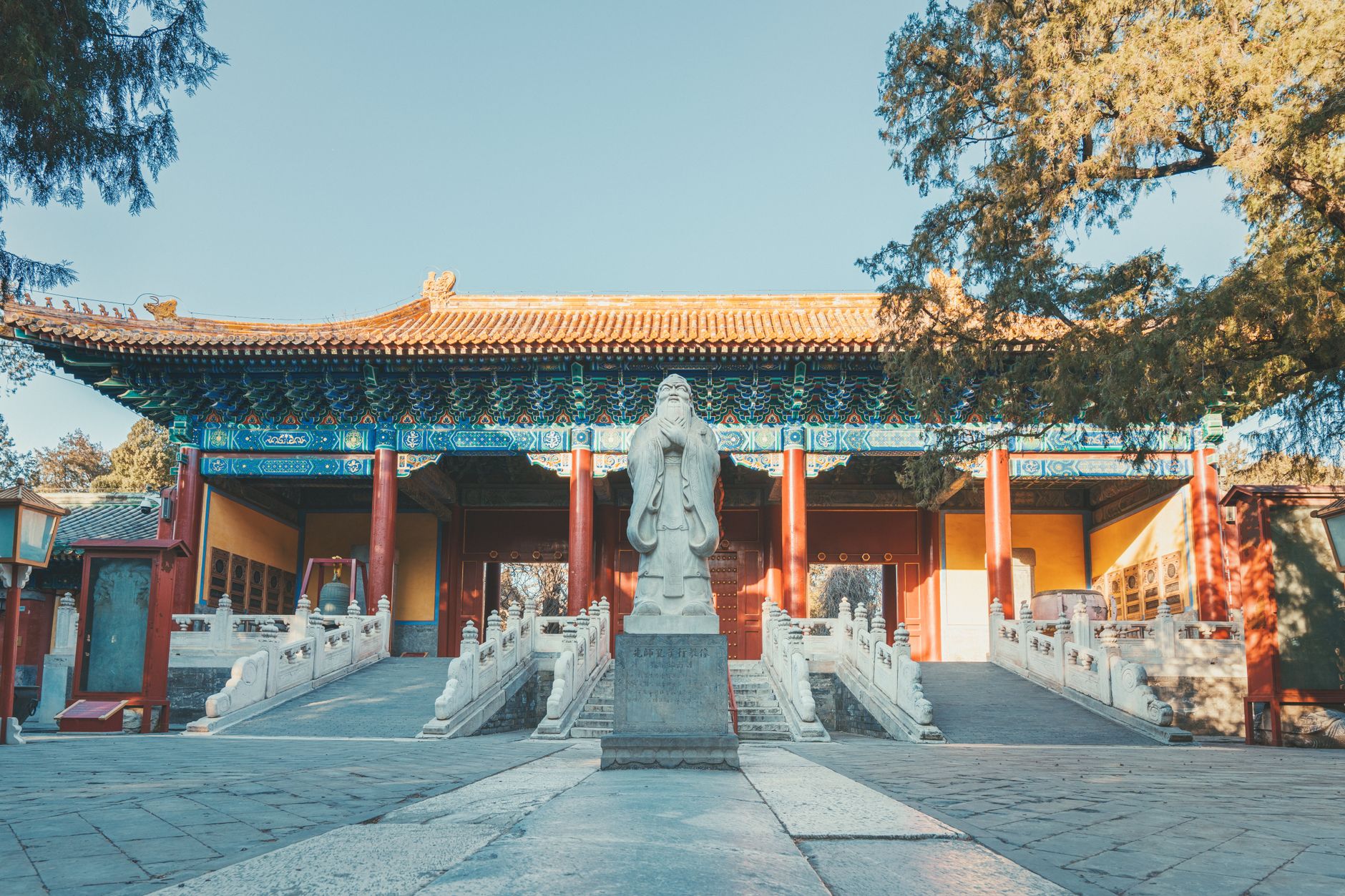 Una vista pintoresca de un templo tradicional chino con una estatua prominente en Pekín, China.