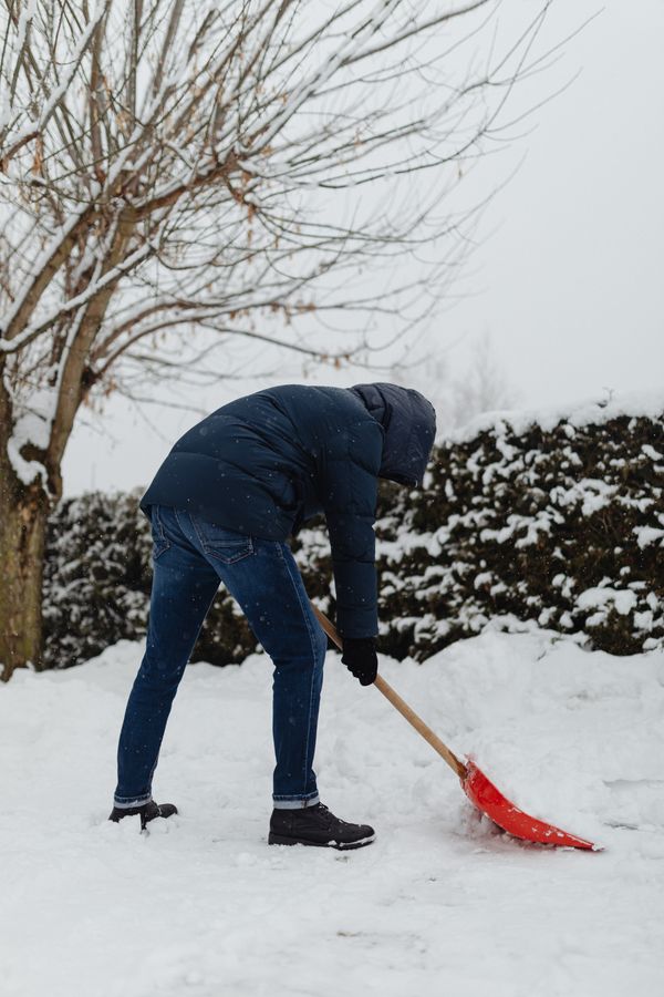Winterdienst beim Schneeschieben vor dem Haus