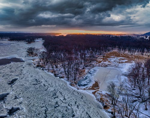 Бесплатное стоковое фото с Аэрофотосъемка, замерзшее озеро, лес