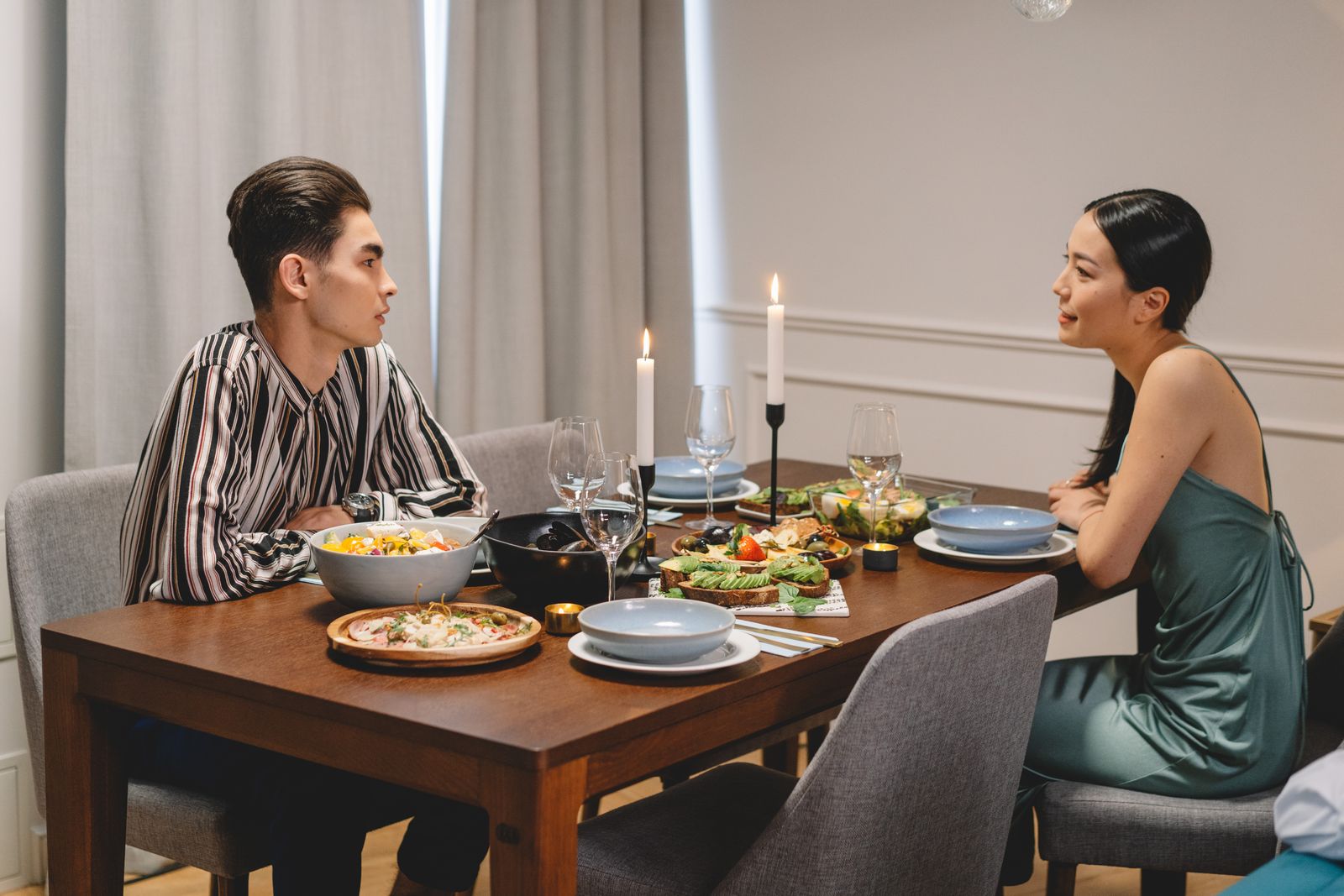Pareja disfrutando de una cena privada elegante