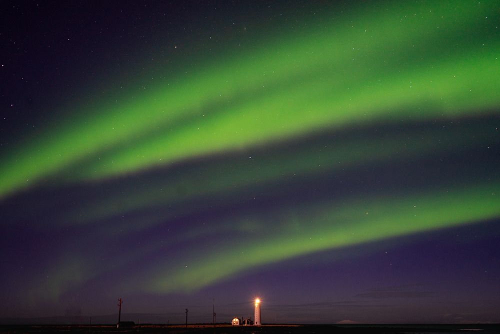Aurora boreală deasupra farului Grótta, lângă Reykjavik