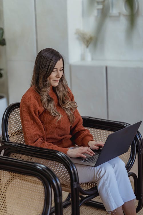 Free Concentrated woman doing online work on laptop Stock Photo